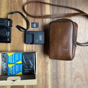 Canon PowerShot G7X Compact Camera Bundle with Charger, Batteries & Leather Case